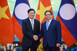Thủ tướng Phạm Minh Chính hội kiến Tổng Bí thư, Chủ tịch nước Lào Thongloun Sisoulith. (Ảnh: Dương Giang/TTXVN)