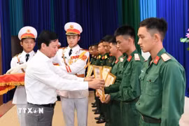 Phó Chủ tịch Ủy ban Nhân dân tỉnh Tây Ninh, Trưởng ban Chỉ đạo 515 tỉnh Phạm Tấn Hòa trao Bằng khen cho các chiến sỹ tham gia tìm kiếm, quy tập hài cốt liệt sỹ giai đoạn 24 (Mùa khô 2024-2025). (Ảnh: Đức Hạnh/TTXVN)