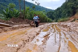 Việc đi lại gặp nhiều khó khăn do sạt lở. (Ảnh: TTXVN phát)