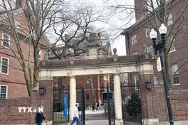 Cổng vào khuôn viên Đại học Harvard tại Cambridge, bang Massachusetts. (Ảnh: Đoàn Hùng/TTXVN)