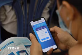 Người dân truy cập hồ sơ sức khỏe điện tử cá nhân trên điện thoại thông minh. (Ảnh: Đinh Hằng/TTXVN)