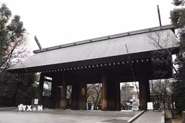 Cổng chính đền Yasukuni tại thủ đô Tokyo, Nhật Bản. (Ảnh: AFP/ TTXVN)