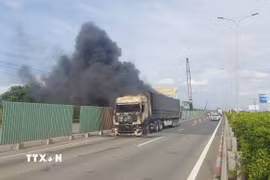 Hiện trường vụ cháy xe đầu kéo trên cao tốc Thành phố Hồ Chí Minh-Long Thành-Dầu Giây. (Ảnh: TTXVN phát)