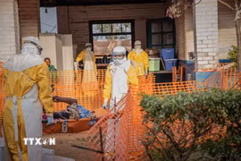 Nhân viên y tế chuyển bệnh nhân Ebola tới trung tâm điều trị ở Mongbwalu, tỉnh Ituri, Cộng hòa Dân chủ Congo. (Ảnh: THX/TTXVN phát)