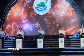 Ông Lê Tiến Châu, Bí thư Thành ủy Hải Phòng (giữa) cùng các lãnh đạo thành phố Hải Phòng và đặc khu Cát Hải thực hiện nghi thức khai mạc du lịch Cát Bà năm 2026. (Ảnh: Minh Thu/TTXVN)