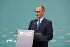Thủ tướng Đức Friedrich Merz phát biểu trong một cuộc họp báo ở Berlin. (Ảnh: THX/TTXVN)