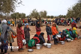 Trẻ em Syria chờ nhận thực phẩm cứu trợ tại một trại tị nạn ở gần Bab al-Salamah, khu vực biên giới giữa Syria và Thổ Nhĩ Kỳ. (Ảnh: THX/TTXVN)