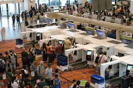 Hành khách xếp hàng tại quầy làm thủ tục ở sân bay Changi, Singapore. (Ảnh: THX/TTXVN)