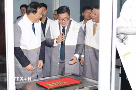 Thủ tướng Lào Sonexay Siphandone (trái) tham quan sản phẩm vàng của Nhà máy tinh luyện kim loại quý Lào-quốc tế. (Ảnh: Xuân Tú/TTXVN)