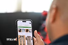 Người tiêu dùng đặt mua hàng hóa được đăng trên nền tảng thương mại điện tử Trung Quốc Temu. (Ảnh: THX/TTXVN)