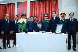 Thủ tướng Lê Minh Hưng ghi sổ tang đồng chí Chu Dung Cơ, nguyên Thủ tướng nước Cộng hòa Nhân dân Trung Hoa. (Ảnh: Dương Giang/TTXVN)