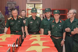 Các cựu chiến binh lặng lẽ tri ân đồng đội tại nhà quàn hài cốt liệt sỹ được tìm thấy ở Công viên Lê Thị Riêng (Thành phố Hồ Chí Minh). (Ảnh: Phan Phương/TTXVN)
