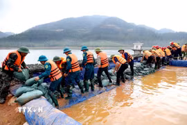 Diễn tập xử lý tình huống chống tràn mặt đập tại hồ chứa nước Bản Long. (Ảnh minh họa. Hoàng Hùng/TTXVN)