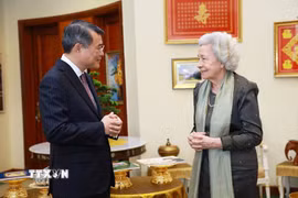 Thủ tướng Lê Minh Hưng thăm Hoàng thái hậu Norodom Monineath Sihanouk. (Ảnh: Dương Giang/TTXVN)