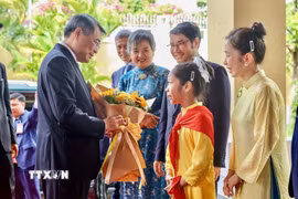 Thủ tướng Lê Minh Hưng gặp gỡ cán bộ, nhân viên Đại sứ quán và cộng đồng người Việt Nam tại Campuchia. (Ảnh: Dương Giang/TTXVN)