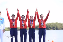 Bộ tứ Dư Thị Bông, Lê Thị Hiền, Phạm Thị Ngọc Anh và Hà Thị Vui giành huy chương Đồng thuyền bốn nữ một mái chèo môn rowing. (Ảnh: TTXVN phát)