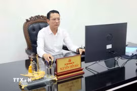 Bí thư Đảng ủy xã Sông Mã (Sơn La) Nguyễn Tiến Hải đóng góp ý kiến vào các dự thảo văn kiện trình Đại hội XIV của Đảng. (Ảnh: Quang Quyết/TTXVN)