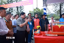 Thủ tướng Phạm Minh Chính thắp hương tiễn đưa liệt sỹ quân tình nguyện, chuyên gia Việt Nam. (Ảnh: Dương Giang/TTXVN)