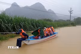 Lực lượng cứu hộ trên đường thực hiện nhiệm vụ hỗ trợ nhân dân tại xã Đức Long, Cao Bằng. (Ảnh: TTXVN phát)