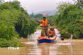 Lực lượng công an tỉnh Bắc Ninh hỗ trợ người dân di dời khỏi vùng lụt. (Ảnh: Danh Lam/TTXVN)