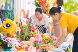 Giáo viên Trường mầm non Thanh Trì (Hoàng Mai, Hà Nội) chuẩn bị mâm cỗ Trung Thu. (Ảnh: Phạm Tuấn Anh/TTXVN)