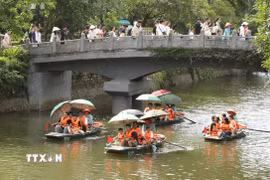 Du khách tham quan Khu du lịch sinh thái Tràng An. (Ảnh: Đức Phương/TTXVN)