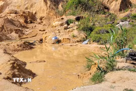 Hiện trường vụ hàng ngàn mét khối đất, cát bị khai thác trái phép tại khu vực giáp ranh giữa xã Biển Hồ (thành phố Pleiku) và xã Chư Đang Ya (huyện Chư Păh) tỉnh Gia Lai. (Ảnh: Hoài Nam/TTXVN)