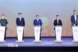 Thủ tướng Phạm Minh Chính và các đại biểu thực hiện nghi thức Khởi công Dự án khu phức hợp đô thị, du lịch sinh thái, sân golf tại huyện Khoái Châu, tỉnh Hưng Yên (Trump International Hung Yen). (Ảnh: Phạm Kiên/TTXVN)