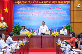Phó Bí thư Tỉnh ủy, Trưởng đoàn Đại biểu Quốc hội tỉnh Tây Ninh Phạm Hùng Thái trao đổi, chia sẻ kinh nghiệm về công tác tổ chức xây dựng Đảng, xây dựng chính quyền địa phương hai cấp. (Ảnh: Minh Phú/TTXVN)