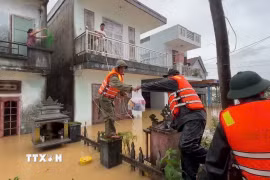 Cán bộ, chiến sỹ Lữ đoàn 575 trao tặng 200 suất ăn cho đồng bào vùng lũ Hòa Tiến, Đà Nẵng. (Ảnh: TTXVN phát)