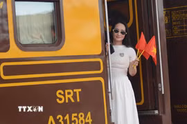 Các hành khách trên đoàn tàu du lịch "Phong Nha-Cố đô Huế: Hành trình Di sản thế giới”. (Ảnh: Văn Dũng/TTXVN)