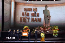 Ông Jonathan Baker (bên phải) Trưởng đại diện Văn phòng UNESCO tại Hà Nội cùng lãnh đạo Bộ Ngoại giao trao Nghị quyết của UNESCO tôn vinh Danh nhân văn hóa Lê Quý Đôn cho tỉnh Hưng Yên. (Ảnh: Đinh Văn Nhiều/TTXVN)