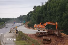 Đẩy nhanh tiến độ mở rộng cao tốc Cam Lộ-La Sơn. (Ảnh: Mai Trang/TTXVN)