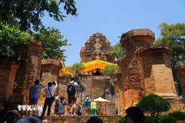 Du khách tham quan Tháp Bà Ponnagar. (Ảnh: TTXVN phát)