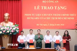 Thượng tướng Lê Quốc Hùng, Thứ trưởng Bộ Công an trao phim tư liệu chuyến thăm chính thức Hungary của Chủ tịch Hồ Chí Minh tặng Văn phòng Trung ương Đảng, Thông tấn xã Việt Nam, Đài Truyền hình Việt Nam, Đài Tiếng nói Việt Nam và Bảo tàng Hồ Chí Minh. (Ảnh: Phạm Kiên/TTXVN)