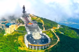 Cụm công trình tâm linh tại Khu du lịch quốc gia núi Bà Đen (Tây Ninh). (Ảnh: Minh Phú/TTXVN)