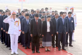 Tổng Bí thư, Chủ tịch nước Lào Thongloun Sisoulith và Phu nhân cùng Đoàn đại biểu cấp cao Đảng, Nhà nước Lào đã đến đặt vòng hoa, vào Lăng viếng Chủ tịch Hồ Chí Minh. (Ảnh: An Đăng/TTXVN)