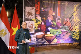 Đại sứ Nguyễn Huy Dũng phát biểu khai mạc chương trình Tết Cộng đồng, chào đón Xuân Ất Tỵ 2025. (Ảnh: Nguyễn Trường/TTXVN)