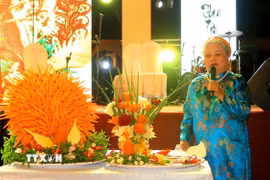 Nghệ nhân nhân dân Tôn Nữ Thị Hà giới thiệu về món nem công, chả phượng xứ Huế. (Ảnh: Tường Vi/TTXVN)