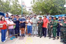 Đoàn cứu hộ cứu nạn Việt Nam trao tặng nhu yếu phẩm và thực phẩm cho các nạn nhân động đất tại Venezuela. (Ảnh: TTXVN phát)