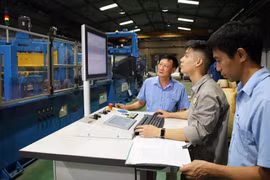 Công ty Cổ phần Thiết bị điện Cẩm Phả đầu tư hệ thống dây chuyền cắt tôn silic tự động lập trình cắt với độ chính xác cao, công nghệ Đức hơn 40 tỷ đồng để thực hiện chế tạo máy biến áp 220kV. (Ảnh: Cổng Thông tin điện tử thành phố Quảng Ninh)