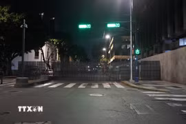 An ninh được tăng cường tại khu vực gần Dinh Tổng thống Venezuela ở thủ đô Caracas, ngày 3/1/2026. (Ảnh: THX/TTXVN)