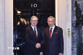 Thủ tướng Liên hiệp Vương quốc Anh và Bắc Ireland Keir Starmer đón Tổng Bí thư Tô Lâm. (Ảnh: Thống Nhất/TTXVN)