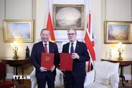 Tổng Bí thư Tô Lâm và Thủ tướng Liên hiệp Vương quốc Anh và Bắc Ireland Keir Starmer trao Tuyên bố chung về nâng cấp quan hệ Việt Nam - Anh lên Đối tác chiến lược toàn diện. (Ảnh: Thống Nhất/TTXVN)