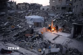 Người dân Palestine sống giữa những ngôi nhà đổ nát do xung đột ở Jabalia, phía Bắc Dải Gaza, ngày 16/2/2025. (Ảnh: THX/TTXVN)