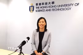 Giáo sư Emily M. Nason, Giám đốc Tuyển sinh Đại học Khoa học và Công nghệ Hong Kong (HKUST) trao đổi với phóng viên TTXVN tại Hong Kong về định hướng đào tạo đáp ứng sự biến đổi nhanh chóng của thế giới. (Ảnh: Lê Anh/TTXVN)