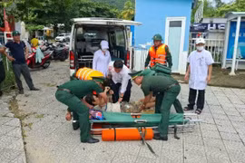 Bộ đội biên phòng Đà Nẵng đưa 3 bệnh nhân trên đảo vào đất liền cấp cứu kịp thời