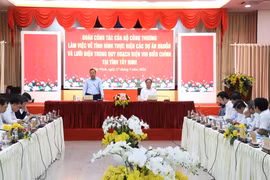 Đoàn công tác Bộ Công Thương làm việc với Ủy ban Nhân dân tỉnh Tây Ninh về phát triển hạ tầng năng lượng. (Ảnh: Bùi Giang/TTXVN)