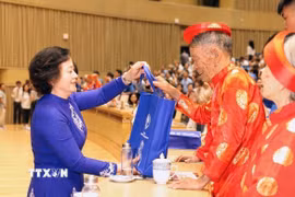 Bà Phạm Thị Thanh Trà, Bí thư Trung ương Đảng, Phó Thủ tướng Chính phủ, Chủ tịch Ủy ban Quốc gia về người cao tuổi Việt Nam, tặng quà người cao tuổi. (Ảnh: Hoàng Ngọc/TTXVN)