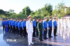 Các đại biểu dâng hương tại đài tưởng niệm anh hùng liệt sỹ Bắc Sơn. (Ảnh: Minh Đức/TTXVN)